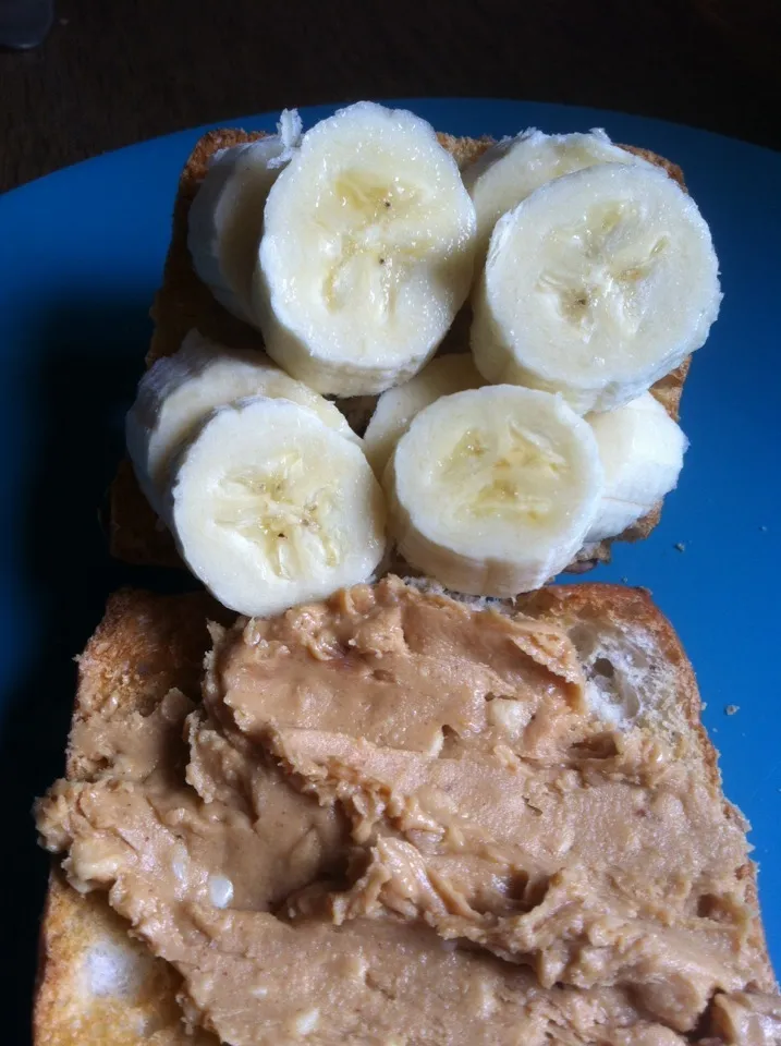 Toasted roll with peanut butter & sliced banana|Nick Hiderさん