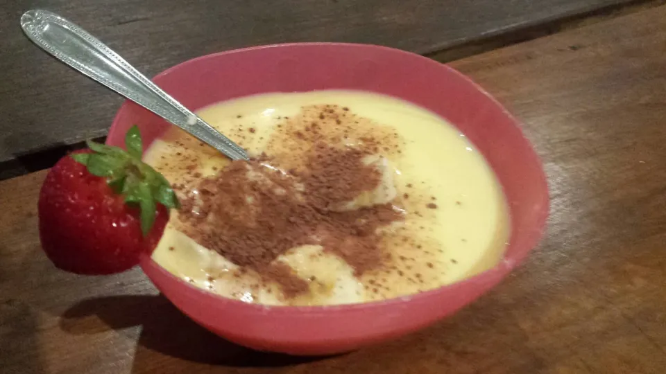 Snapdishの料理写真:custard with banana chocolate and a strawberry|woodfiredさん