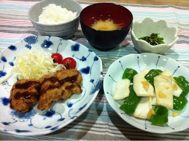 ひれカツ・イカとピーマンにんにく炒め・水菜の塩昆布和え・もやし味噌汁|まーままさん