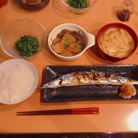 秋刀魚の塩焼き、厚揚げと蒟蒻の煮物、ほうれん草の胡麻和え、豆腐と油揚げの味噌汁|はるさん