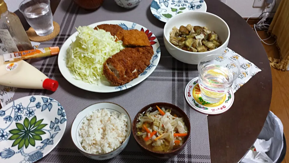 豚カツ、メンチカツ、コロッケ&茄子と油揚げの煮浸し～♪

昨日の晩ごはん予定がそのまま朝ごはんに(^_^;)|三宅章人  Akihito Miyakeさん