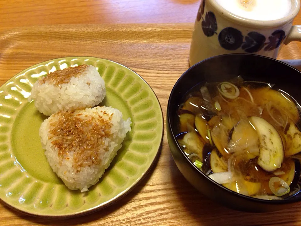 朝餉。そういえば独身最後の日。今朝は珍しく和風。でも焼きおにぎりはココナッツオイルの香り♪|Ozzyさん