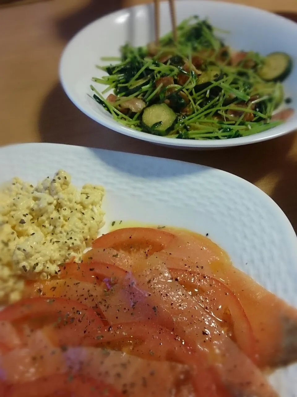 朝ごはん。豆苗とズッキーニの炒め物にスモークサーモン（買っただけ）|cookingパパ五郎さん