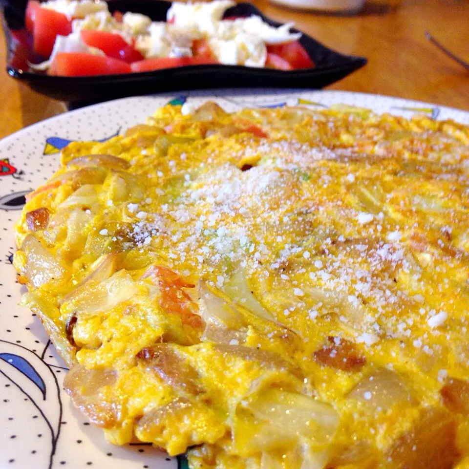 今朝はイタリアの郷土料理フリッタータです、野菜たっぷりなチーズオムレツです、カプレーゼと|Chef 中川浩行さん