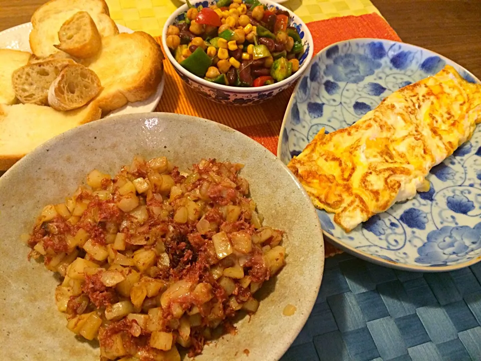 Corned beef hash, cheese omelette and Mexican three bean salad|Junya Tanakaさん