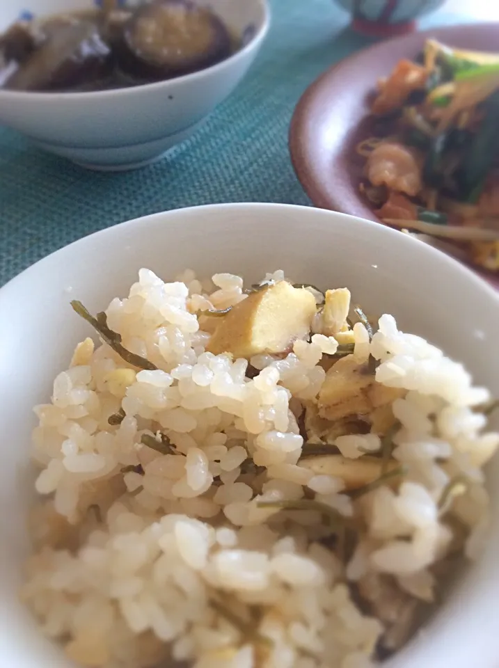 Snapdishの料理写真:栗と刻み昆布の炊き込みご飯。豚バラとモヤシ、ニラの炒め物と茄子と舞茸の揚げ浸し。|mattさん