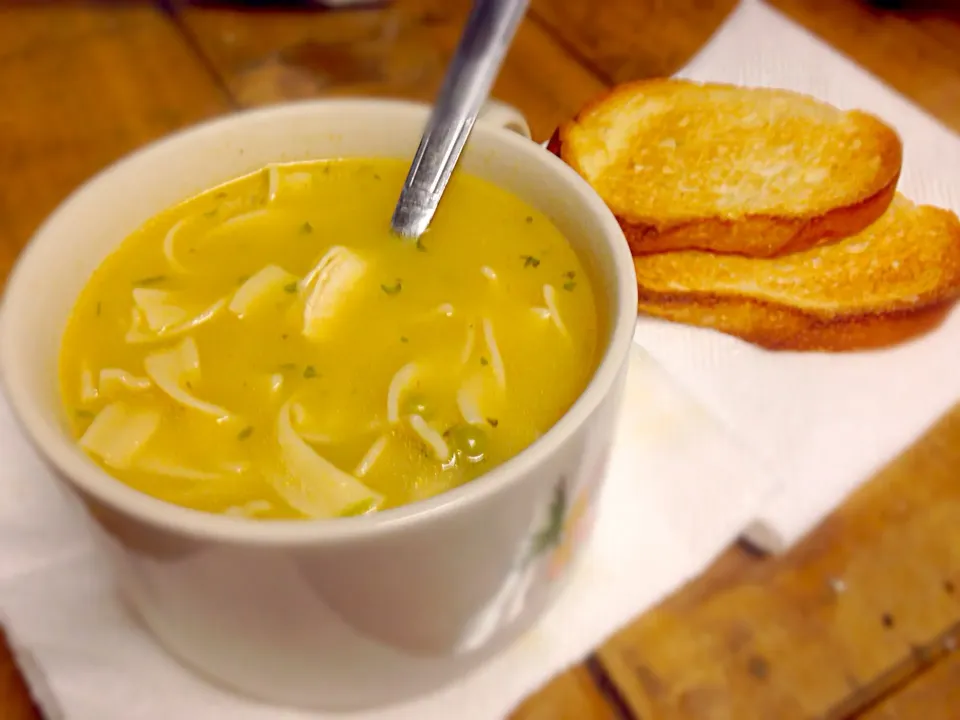 Homemade chicken noodle soup with French bread|Elise Templetさん