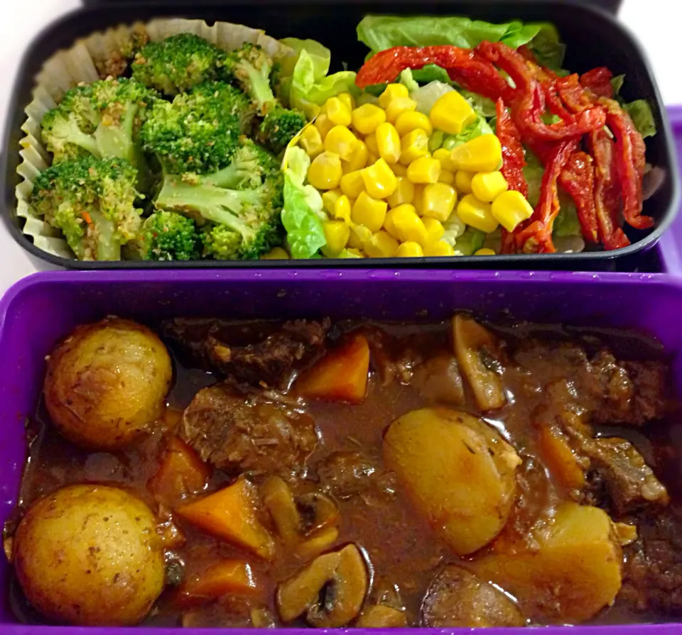 Lunch bento - beef stew, broccoli with sesame dressing, romaine with sundries tomato and corn|coxiella24さん