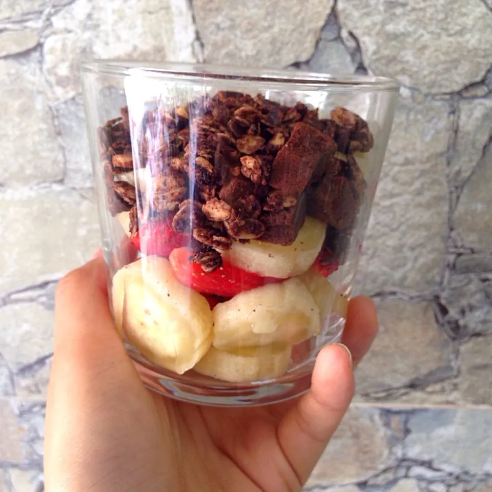 over-ripe banana & strawberry w/ dark choco brownie granola...|Gift Laohakanchanasiriさん