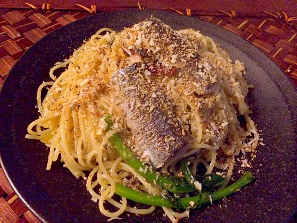 Snapdishの料理写真:Peperoncino of Pacific saury&Garland  chrysanthemum🐟🌿秋刀魚と春菊のパスタ|🌈Ami🍻さん