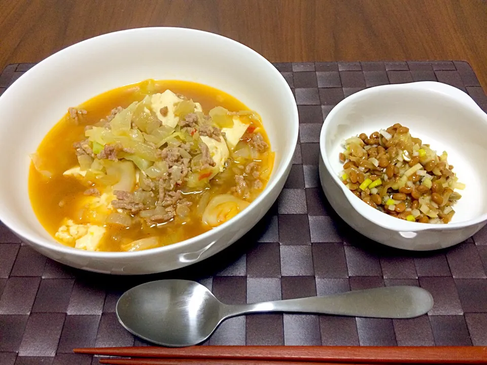 豚ひき肉と豆腐とキャベツのピリ辛煮、ネギとザーサイたっぷりの納豆|Koichi GOGOさん