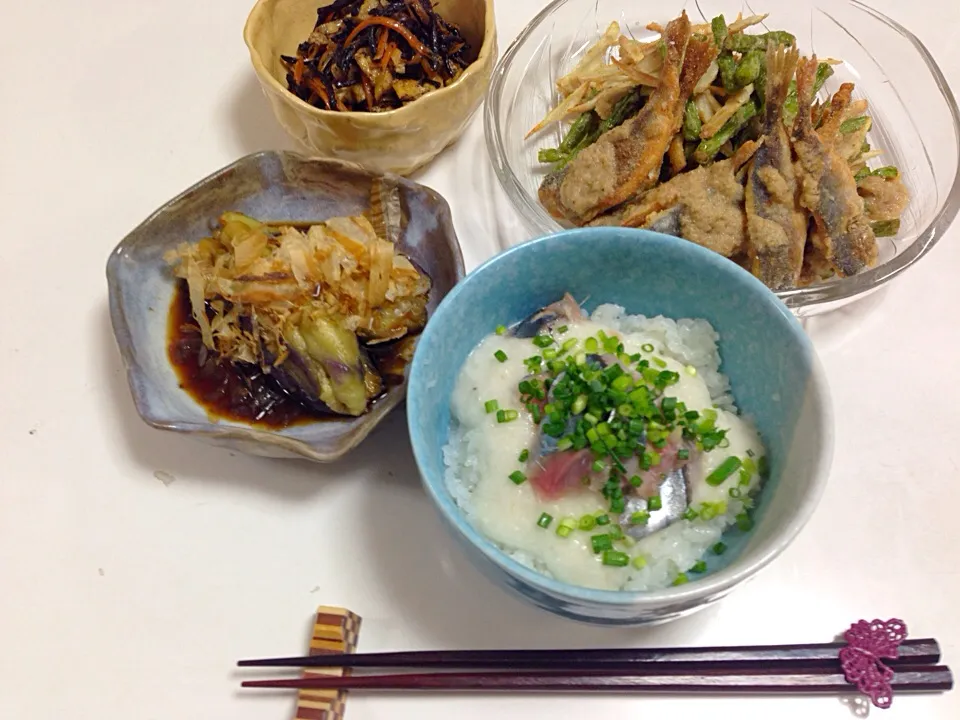 トロロ秋刀魚丼、茄子ポン酢、アジとごぼうとインゲンのパリパリサラダ、ひじき煮|たえさん