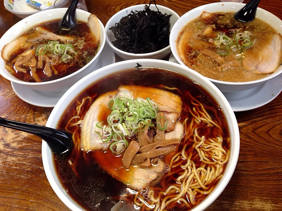 Snapdishの料理写真:土佐屋  特盛醤油ラーメン😆ミッキーの耳みたいになってる普通盛りのは、普通の醤油ラーメンと、背脂ラーメン（背脂少なめ）です😋|アイさん