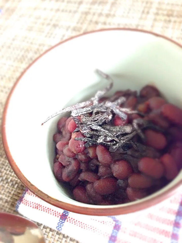 小豆の新豆。黒砂糖で炊いてみた。塩昆布を添えて。|Kazumi Kohdaさん