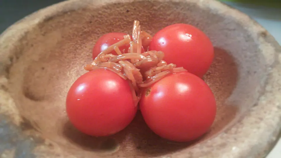 昨日作ったなめ茸をぷちトマトの上にあしらってみて、芋発酵ジュースの供にしてみました🍶|にゃあ（芸名）さん