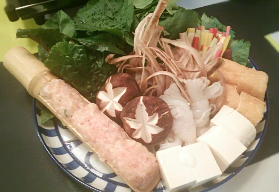 台風で引きこもりの一日の終わりは…結局鍋に逃げました👎なんの変哲もない鶏つくね鍋どすぇ🍲|にゃあ（芸名）さん