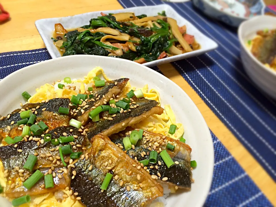 秋刀魚の蒲焼き丼、ほうれん草のペペロンチーノ風炒め|misakiさん