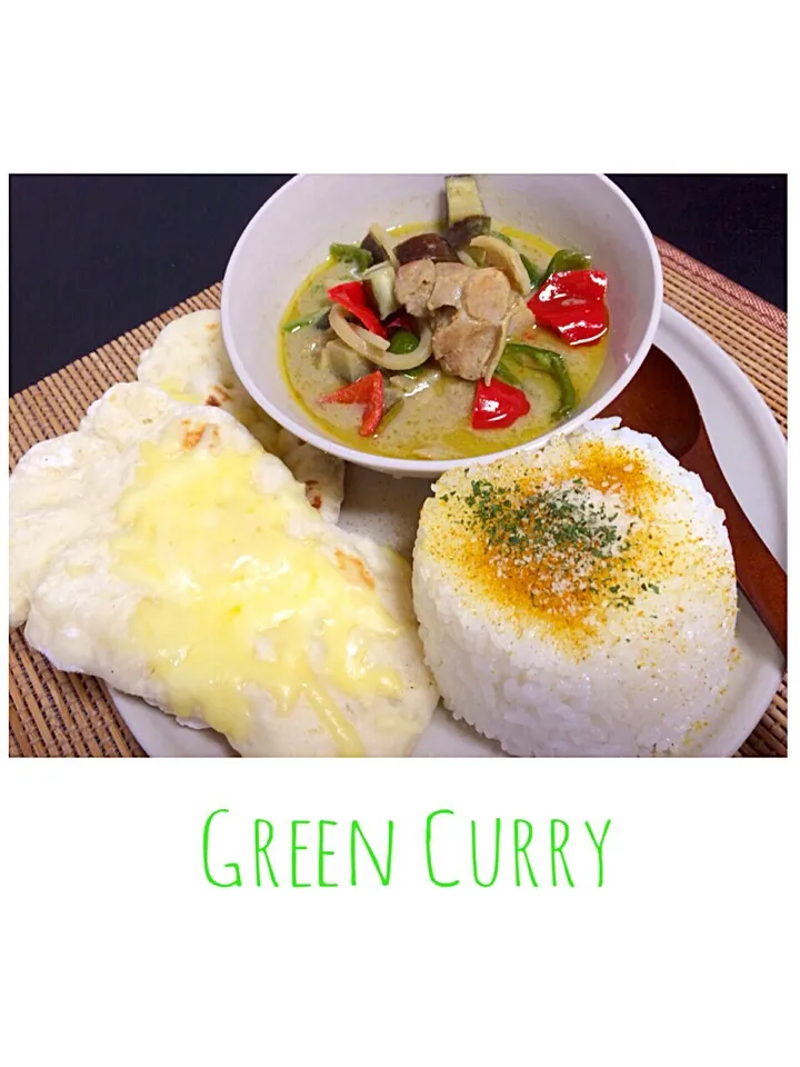 Snapdishの料理写真:Green Curry & cheese naan☺︎♡|Jessy♡さん