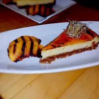 cheesecake with a bruleed top and grilled peaches.|Tiffany Provinsさん