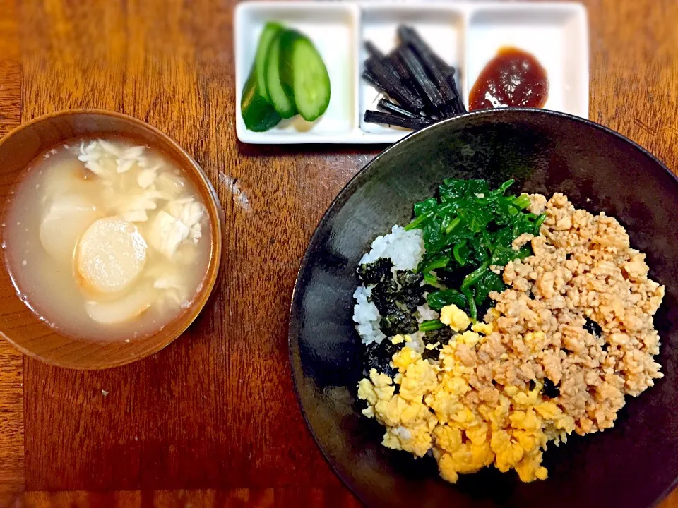 シンプルに鶏そぼろ丼。|tesasakiさん