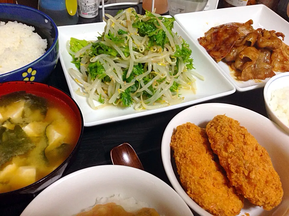 今日の晩ご飯は、豚ロースの生姜焼き、わさび菜ともやしのさっぱりサラダ、台風コロッケ、豆腐とわかめの味噌汁。|ゆえさん