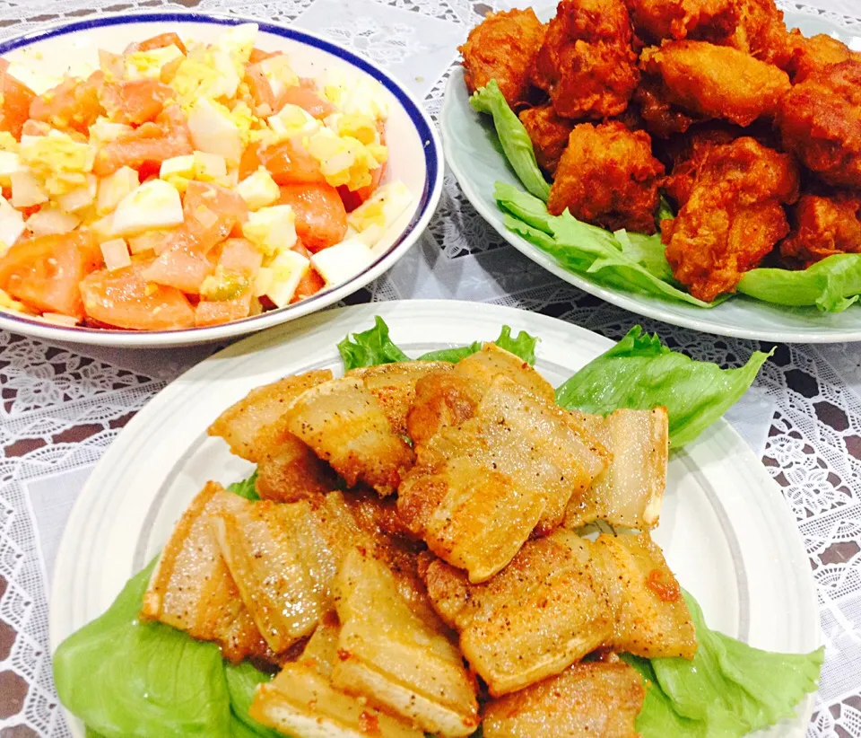 今日の夕飯(鳥の唐揚げ、クリスピーフライドポーク、卵トマトサラダ)|HM-jastさん