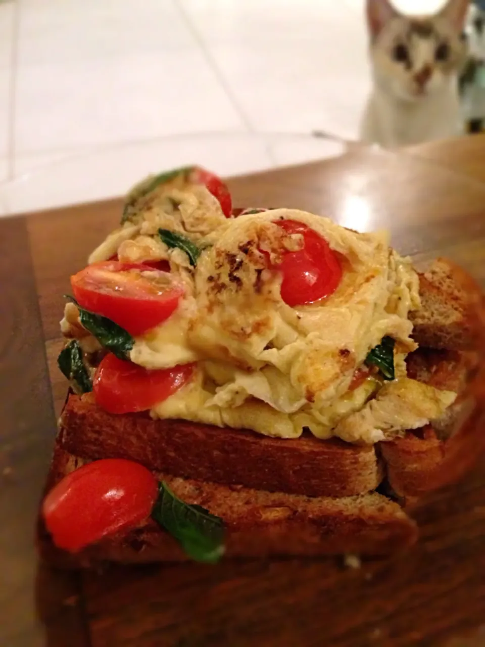 Tomato basil omelette on walnut toast|karen limさん