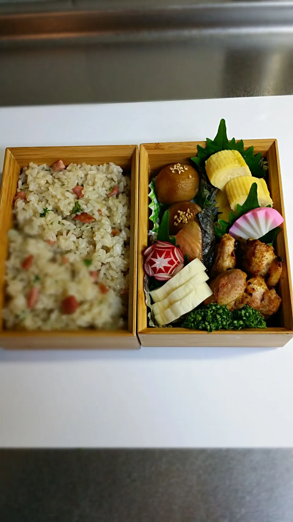 《火曜日のお弁当》🍱

・里芋のにっころがし
・だし巻き玉子
・塩麹漬けタンドリーチキン
・京都西利の漬物
・鮭焼き

行ってらっしゃい～♡|藤田 まり子さん