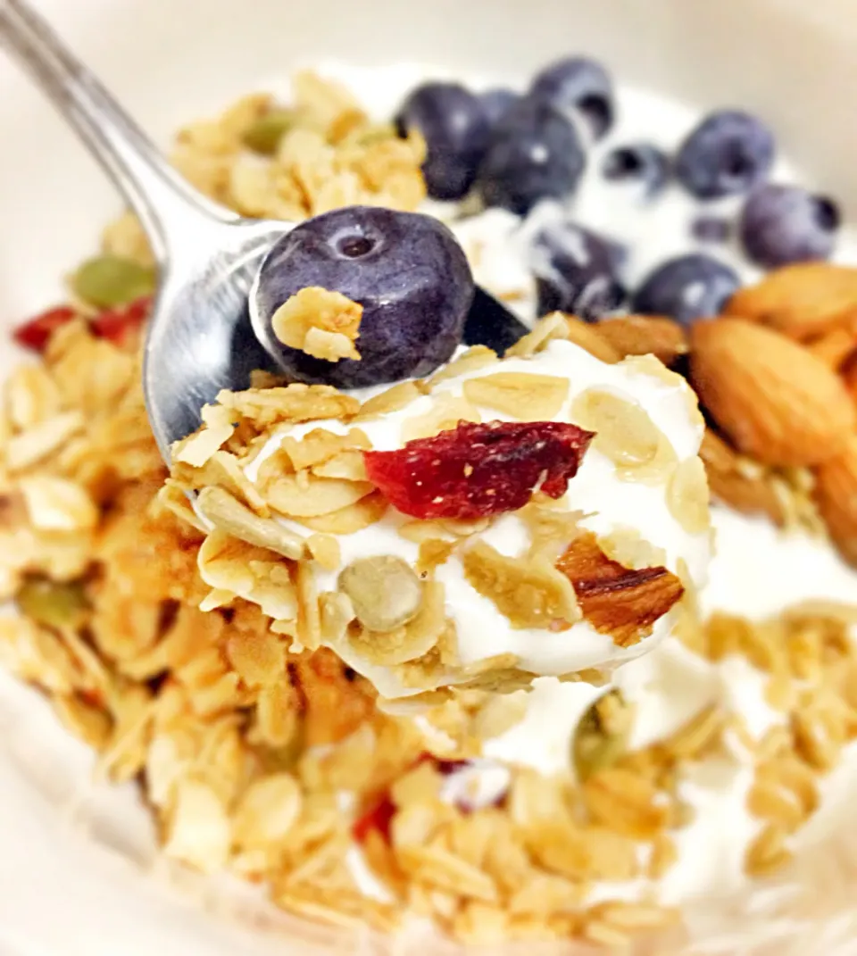 Greek yogurt topped with granola for breakfast|coxiella24さん