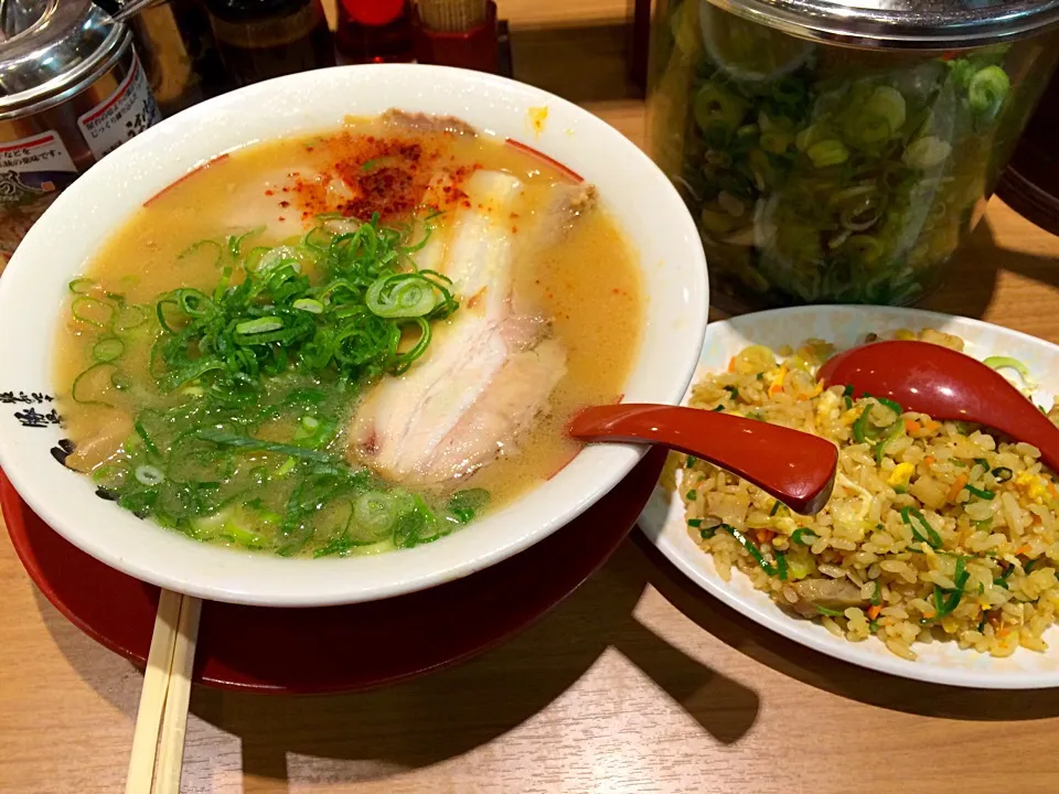 Snapdishの料理写真:海外から日本に戻ってくると無性にラーメンが食べたくなる。豚骨醤油で結構美味しかった。|土屋幸治さん