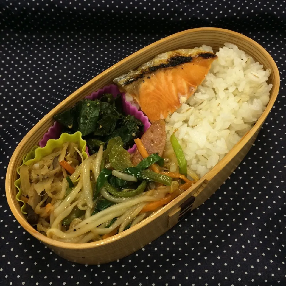 Snapdishの料理写真:弁当（ピリ辛ニラもやし炒め、塩鮭、切干し大根、ほうれん草ゴマ和え）|SasaMasa213さん