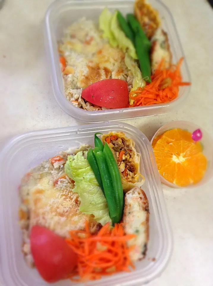 Snapdishの料理写真:Today's lunch box. a rice casserole w/white sauce. ゆうべの残りの海老ドリアとサーモンケーキとカレー春雨とキャロットラペ。|hoppycowさん