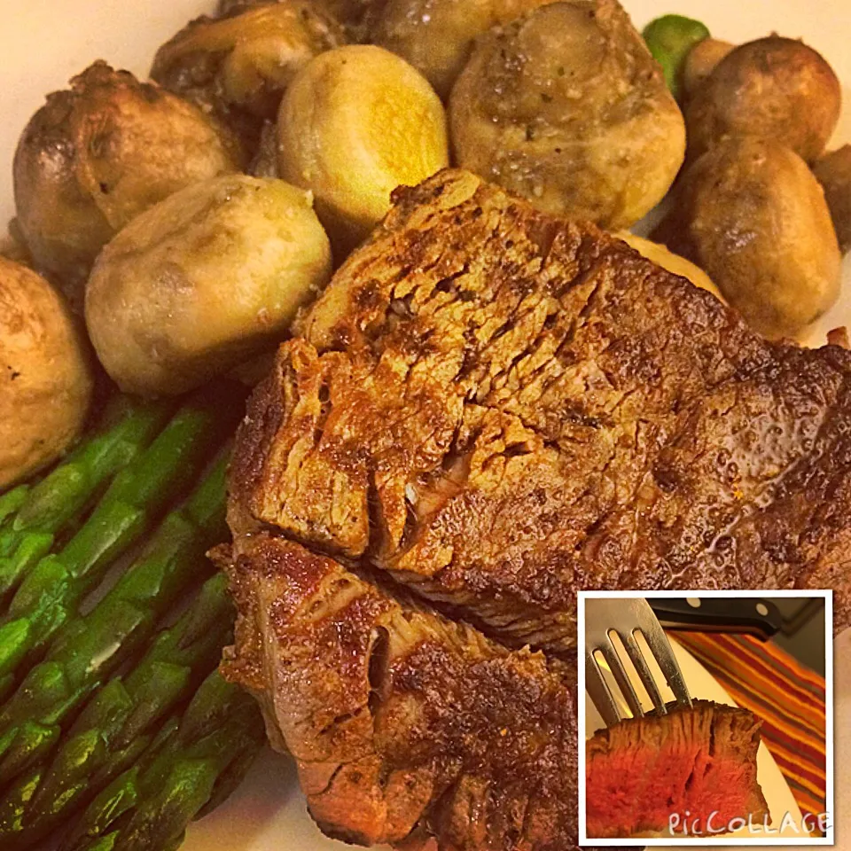 Seared Beef Tenderloin, w/ Sautéed Mushrooms & Asparagus|Curt Chillさん