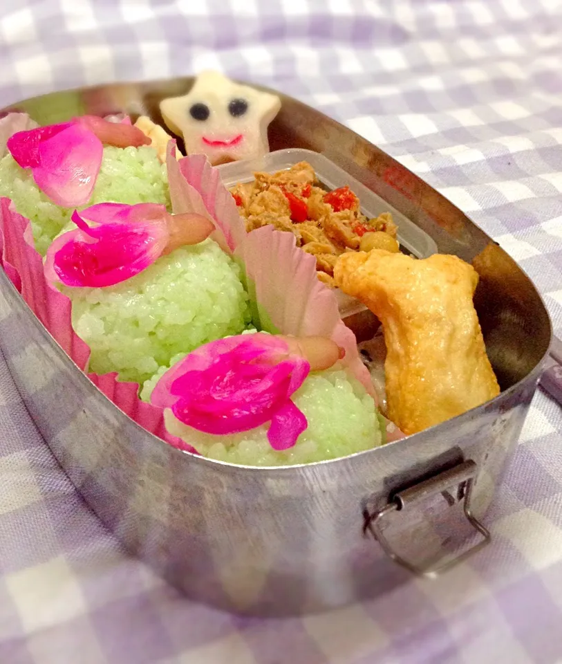 Onigiri with Crunchy Boneless Anchovies, Pickled Flowers, Tuna with Olives & Fish Cakes|Esther Mozoさん