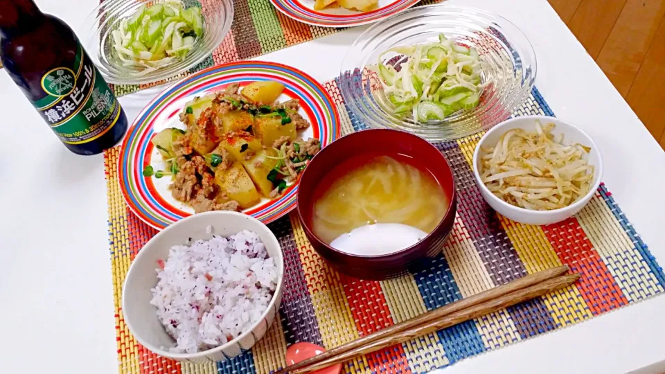 Snapdishの料理写真:今日の夕食 じゃがいもと豚挽き肉のバター醤油炒め、セロリとくんせいいかの塩麹和え、もやしのごま和え、ゆかりごはん、玉ねぎの味噌汁|pinknari🐰🌈さん