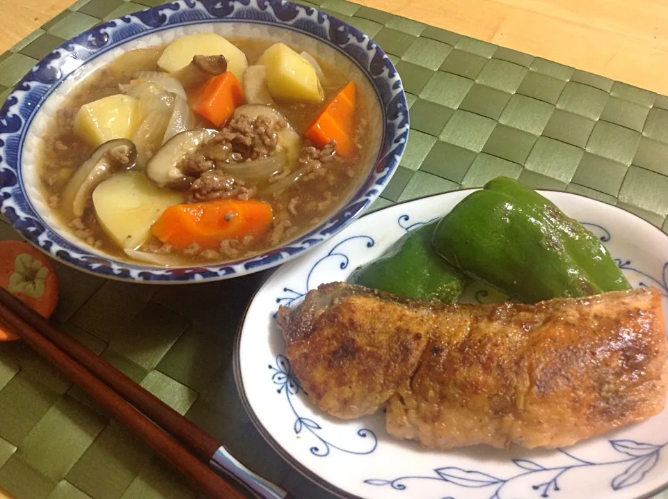 Snapdishの料理写真:ひき肉アンの肉じゃが風&鮭のムニエル|shozuuさん