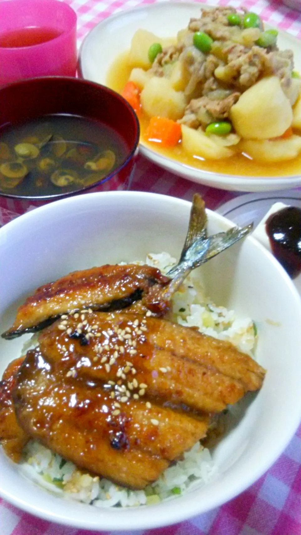 蒲焼き丼(さんま･沢庵･大葉･白ごま)、塩肉じゃが(豚ばら薄切り肉･じゃが芋･玉葱･人参･枝豆･生姜･白ねぎ)、味噌冷奴、しじみのお吸い物|まあるさん