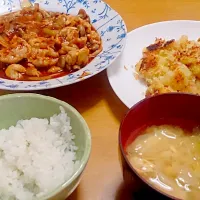 Snapdishの料理写真:ポークチャップ
じゃがいものパン粉焼き
きゃべつと卵の味噌汁|ありささん