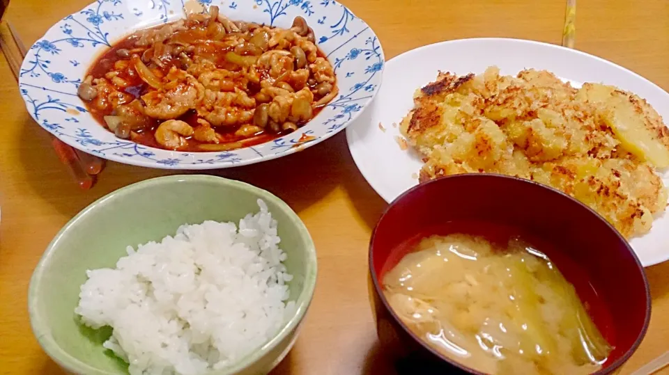 Snapdishの料理写真:ポークチャップ
じゃがいものパン粉焼き
きゃべつと卵の味噌汁|ありささん