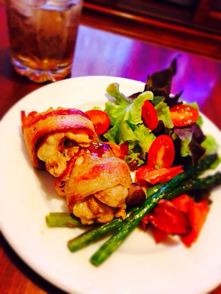 Bacon wrapped chicken, honey glazed carrots and grilled asparagus|kazuko Tsujiさん