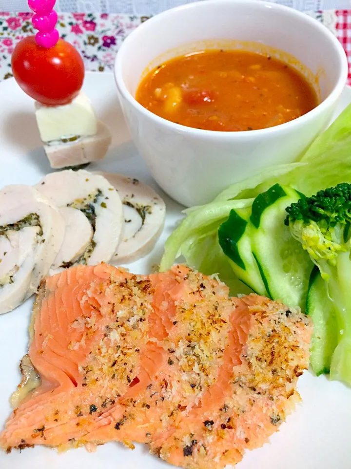 今日の晩御飯😋バジルとりハム&サーモンのバジルパン粉焼き&トマトスープ🍅|o-kazuさん