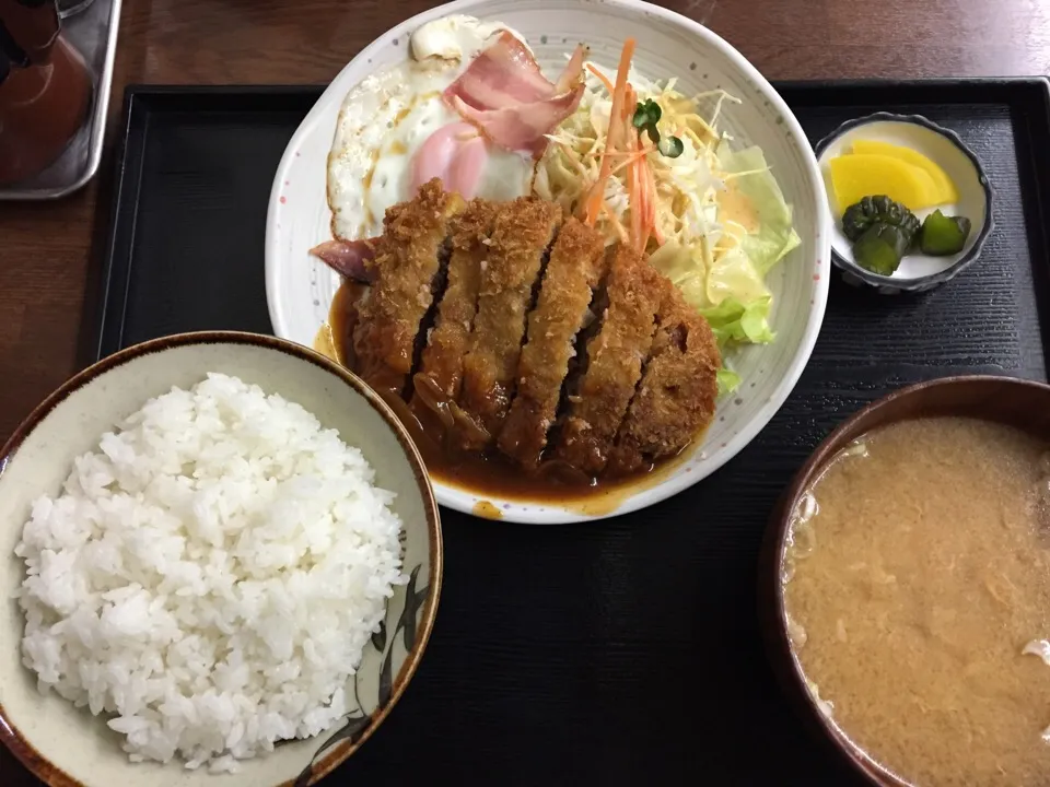 Snapdishの料理写真:ジャンボメンチカツ定食|アクちゃんさん