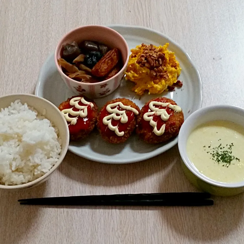 Snapdishの料理写真:今日の夜ご飯♡
飯・蓮根メンチ・ちぎり蒟蒻の炊き合わせ・かぼちゃとアーモンドのサラダ・コーンスープでした！

体を温める食材を積極的に使ったメニュー♡|Mami.Nさん