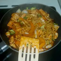 Quick dish. Stir fry sauce, onions, peppers, chicken, broccoli and more.|nadine vieiraさん