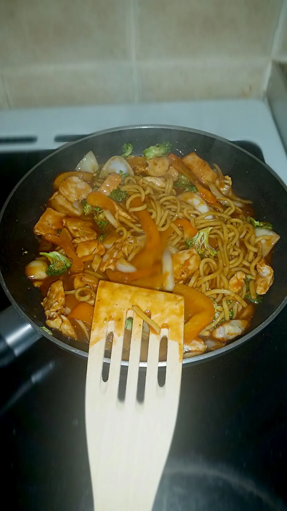 Quick dish. Stir fry sauce, onions, peppers, chicken, broccoli and more.|nadine vieiraさん