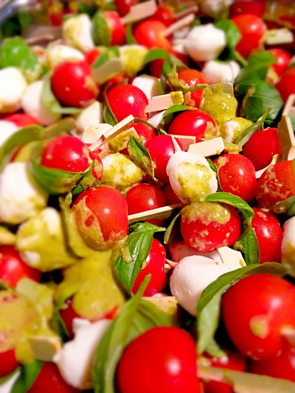 Espetinho de mozzarella fresca, tomate cherry e basilico com molho de pesto.|Ana Claudia Coltriさん