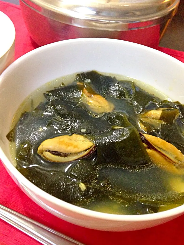 干しムール貝をいただいたので、ワカメスープにしました👍いい味出てます🌸홍합미역국|しゅう❷さん