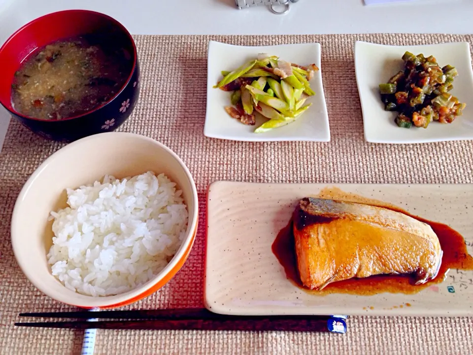 Snapdishの料理写真:鰤の照焼き アスパラベーコン オクラ梅おかか和え なめこ大根おろしの味噌汁|にゃろめさん