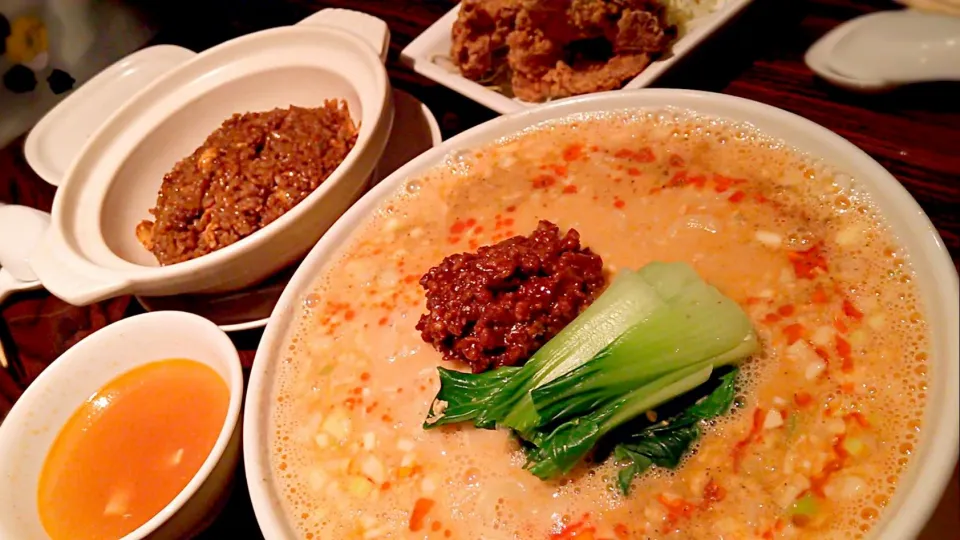 昨日行った火鍋屋さんのランチの勇姿🍜🍚
半年くらい前に行った時の、担々麺と黒炒飯（からあげ付き）の写真を見付けましたわ✋|にゃあ（芸名）さん