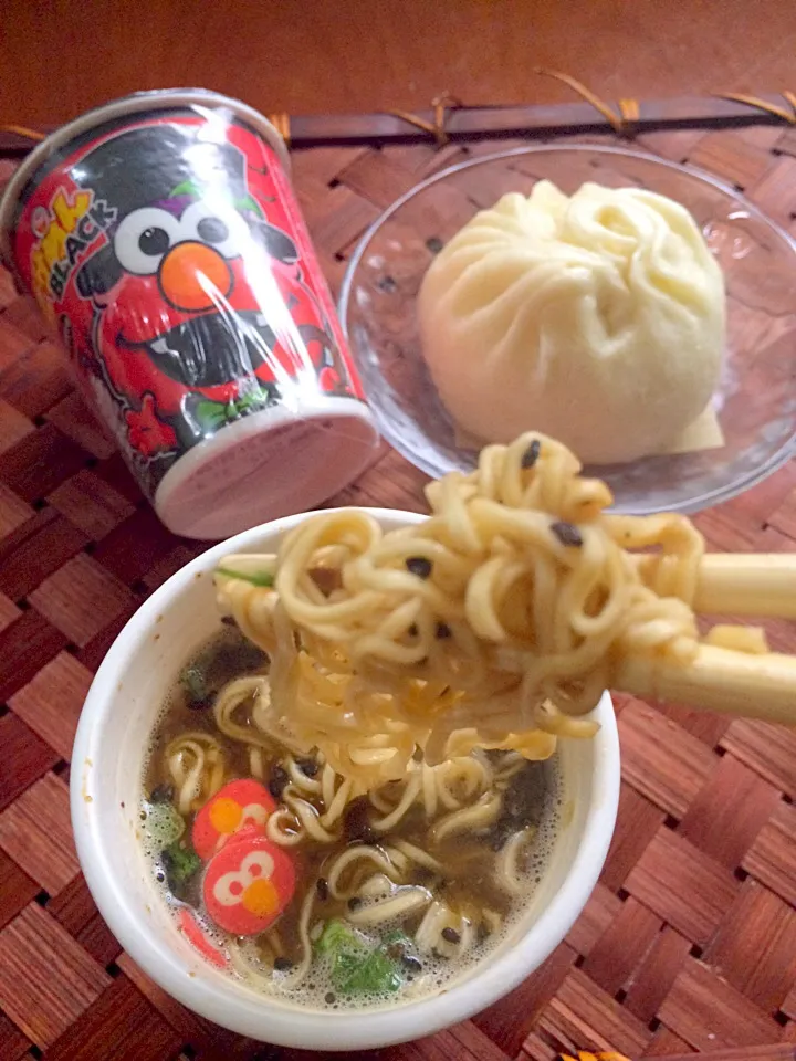 Dandan noodles&pork buns👻黒胡麻坦々麺&蓬莱豚饅|🌈Ami🍻さん